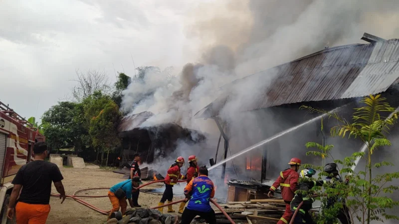 Petugas Damkar Padang berjibaku memadamkan api di gudang perkantoran DLH Padang, Aie Pacah, Koto Tangah, Rabu (29/4/2026). (Foto: Damkar Padang)