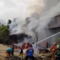 Petugas Damkar Padang berjibaku memadamkan api di gudang perkantoran DLH Padang, Aie Pacah, Koto Tangah, Rabu (29/4/2026). (Foto: Damkar Padang)