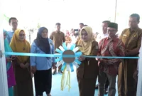 Asisten III Bidang Administrasi Umum Setdakab Pasbar, Harlina Syahputri meresmikan Dapur MBG Yayasan Cahaya Langowan Nusantara di Nagari Lingkuang Aua Bandarejo, Kecamatan Pasaman, Senin (27/4). (Foto: Diskominfo Pasbar)