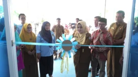 Asisten III Bidang Administrasi Umum Setdakab Pasbar, Harlina Syahputri meresmikan Dapur MBG Yayasan Cahaya Langowan Nusantara di Nagari Lingkuang Aua Bandarejo, Kecamatan Pasaman, Senin (27/4). (Foto: Diskominfo Pasbar)
