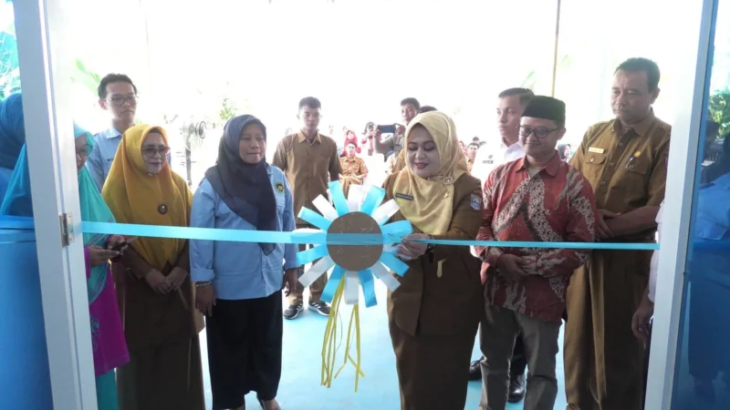 Asisten III Bidang Administrasi Umum Setdakab Pasbar, Harlina Syahputri meresmikan Dapur MBG Yayasan Cahaya Langowan Nusantara di Nagari Lingkuang Aua Bandarejo, Kecamatan Pasaman, Senin (27/4). (Foto: Diskominfo Pasbar)