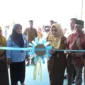 Asisten III Bidang Administrasi Umum Setdakab Pasbar, Harlina Syahputri meresmikan Dapur MBG Yayasan Cahaya Langowan Nusantara di Nagari Lingkuang Aua Bandarejo, Kecamatan Pasaman, Senin (27/4). (Foto: Diskominfo Pasbar)
