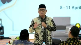 Direktur Jenderal Pelayanan Haji, Ian Heriyawan, dalam diskusi panel Rakernas Konsolidasi Penyelenggaraan Ibadah Haji di Asrama Haji Kelas I Tangerang, Kamis (9/4/2026). (Foto: Kemenhaj)