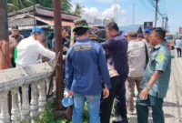 Tim Pengadilan Negeri Painan saat melakukan pembongkaran pagar. Disaksikan Advokat Jonaidi, SH, MH, selaku kuasa hukum penggugat. (Foto: Dok.