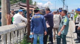 Tim Pengadilan Negeri Painan saat melakukan pembongkaran pagar. Disaksikan Advokat Jonaidi, SH, MH, selaku kuasa hukum penggugat. (Foto: Dok.