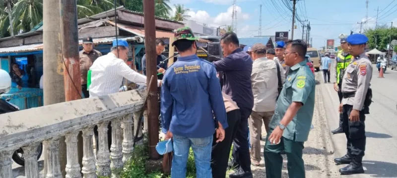 Tim Pengadilan Negeri Painan saat melakukan pembongkaran pagar. Disaksikan Advokat Jonaidi, SH, MH, selaku kuasa hukum penggugat. (Foto: Dok.