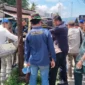 Tim Pengadilan Negeri Painan saat melakukan pembongkaran pagar. Disaksikan Advokat Jonaidi, SH, MH, selaku kuasa hukum penggugat. (Foto: Dok.