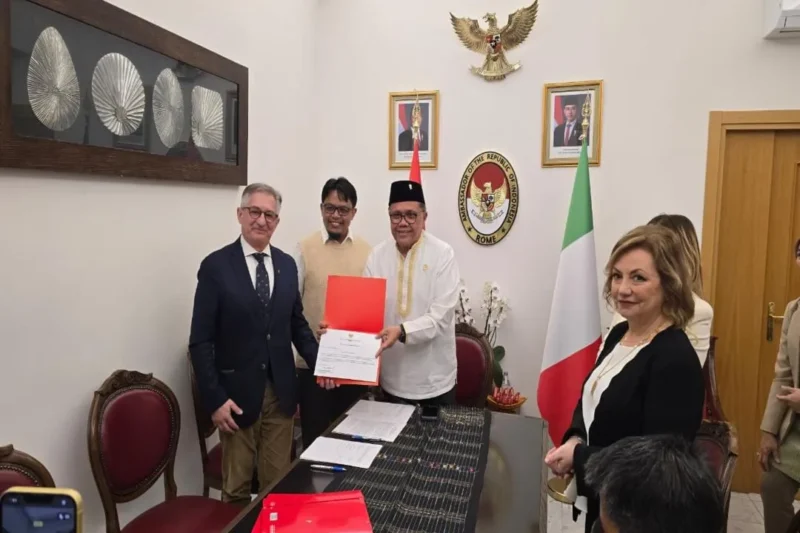 Penandatanganan kontrak ekspor baru Produsen kopi Indonesia, PT ALKO Sumatra Kopi dengan Best Coffee SRL di Roma, Italia. (Foto: Atase Perdagangan RI Roma)