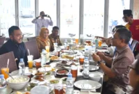 Wali Kota Padang Fadly Amran melakukan pertemuan dengan Sekjen Kemenlu RI Denny Abdi, di Rumah Makan Silungkang, Senin siang (13/4/2026). (Foto: Prokopim Padang)