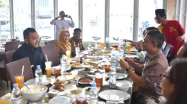 Wali Kota Padang Fadly Amran melakukan pertemuan dengan Sekjen Kemenlu RI Denny Abdi, di Rumah Makan Silungkang, Senin siang (13/4/2026). (Foto: Prokopim Padang)