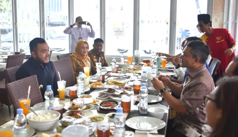 Wali Kota Padang Fadly Amran melakukan pertemuan dengan Sekjen Kemenlu RI Denny Abdi, di Rumah Makan Silungkang, Senin siang (13/4/2026). (Foto: Prokopim Padang)