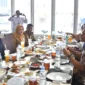 Wali Kota Padang Fadly Amran melakukan pertemuan dengan Sekjen Kemenlu RI Denny Abdi, di Rumah Makan Silungkang, Senin siang (13/4/2026). (Foto: Prokopim Padang)