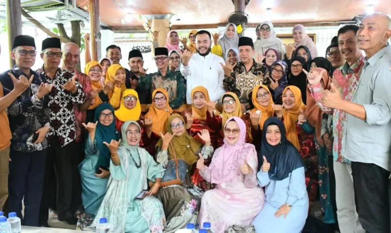 Wali Kota Padang, Fadly Amran menghadiri Halalbihalal 1447 Hijriah di Masjid Muttaqin Parak Kaluek, Kelurahan Pisang, Kecamatan Pauh, Sabtu (4/4/2026). (Foto: Prokopim Padang)