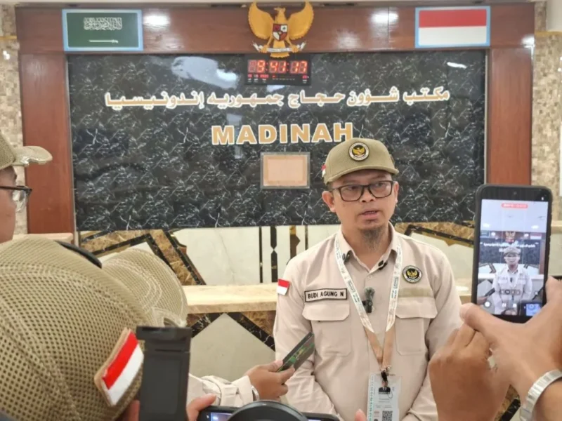 Direktur Pelayanan Haji Luar Negeri sekaligus Wakil Ketua II PPIH Arab Saudi, Budi Agung Nugroho di Kantor Daker Madinah. (Foto: Kemenhaj)