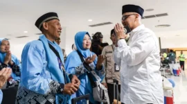 Menhaj Moch. Irfan Yusuf layanan fast track di Bandara Soetta, Tangerang, Banten, Sabtu (25/4/2026). (Foto: Kemenhaj)