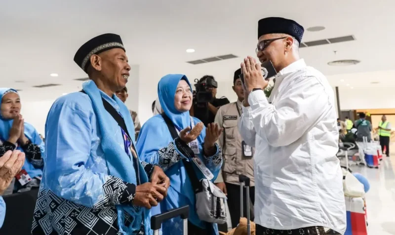 Menhaj Moch. Irfan Yusuf layanan fast track di Bandara Soetta, Tangerang, Banten, Sabtu (25/4/2026). (Foto: Kemenhaj)