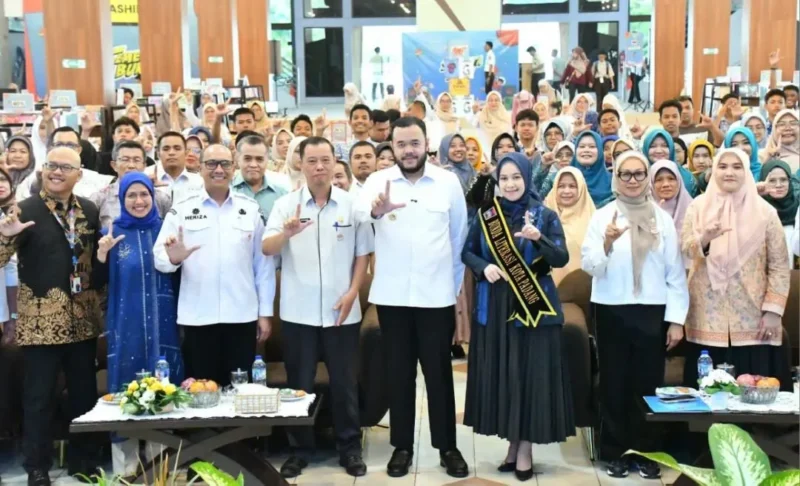 Wali Kota Padang, Fadly Amran membuka Festival Literasi Kota Padang 2026 di Bagindo Aziz Chan Youth Center, Rabu (29/4/2026). (Foto: Prokopim Padang)