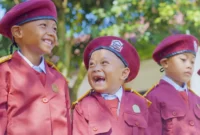Fikri pemulung cilik viral kini menemukan harapan baru di Sekolah Rakyat. (Foto: Kemensos)