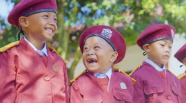 Fikri pemulung cilik viral kini menemukan harapan baru di Sekolah Rakyat. (Foto: Kemensos)