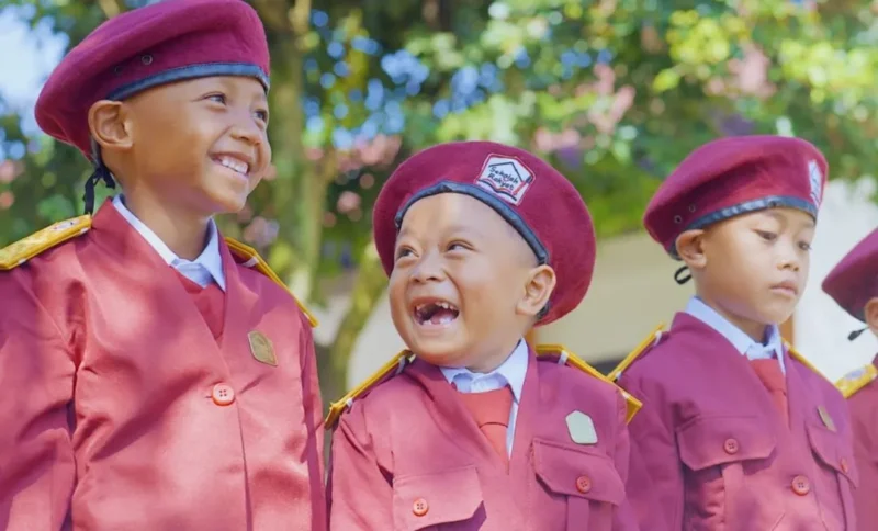 Fikri pemulung cilik viral kini menemukan harapan baru di Sekolah Rakyat. (Foto: Kemensos)