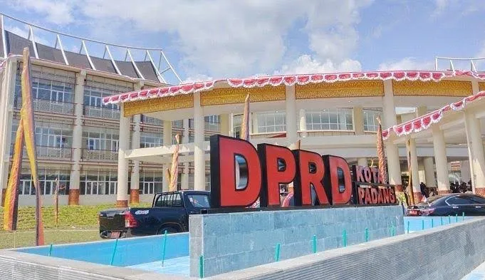 Gedung DPRD Kota Padang.