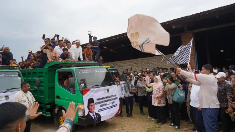 Menteri PKP Maruarar Sirait melepas pengiriman perdana 44.000 pcs genteng untuk kebutuhan perumahan Hunian Warisan Bangsa. (Foto: Kementerian PKP)
