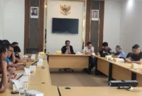 Asisten II Setdako Padang Panjang, Indra Gusnady memimpin rapat koordinasi di Ruang VIP Lantai II Balai Kota, Rabu (8/4/2026). (Foto: Diskominfo Padang Panjang)