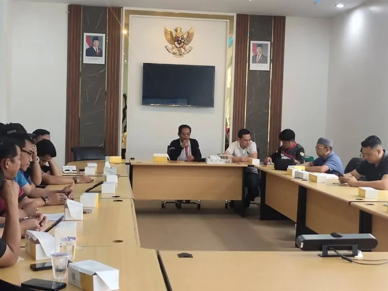 Asisten II Setdako Padang Panjang, Indra Gusnady memimpin rapat koordinasi di Ruang VIP Lantai II Balai Kota, Rabu (8/4/2026). (Foto: Diskominfo Padang Panjang)