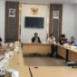 Asisten II Setdako Padang Panjang, Indra Gusnady memimpin rapat koordinasi di Ruang VIP Lantai II Balai Kota, Rabu (8/4/2026). (Foto: Diskominfo Padang Panjang)