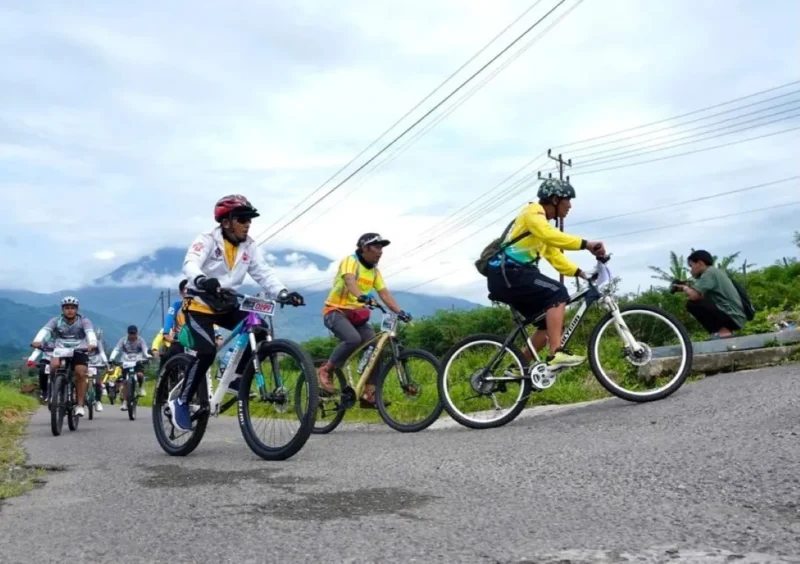 Para pesepeda meriahkan Gowes Fun Adventure di Padang Panjang, Minggu (19/4/2026). (Foto: Kominfo Padang Panjang)