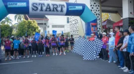 Wakil Wali Kota Padang Maigus Nasir melepas peserta Grand Launching BOM Run 2026 di halaman Gedung Bagindo Aziz Chan Youth Center, Minggu (12/4/2026). (Foto: Prokopim Padang)