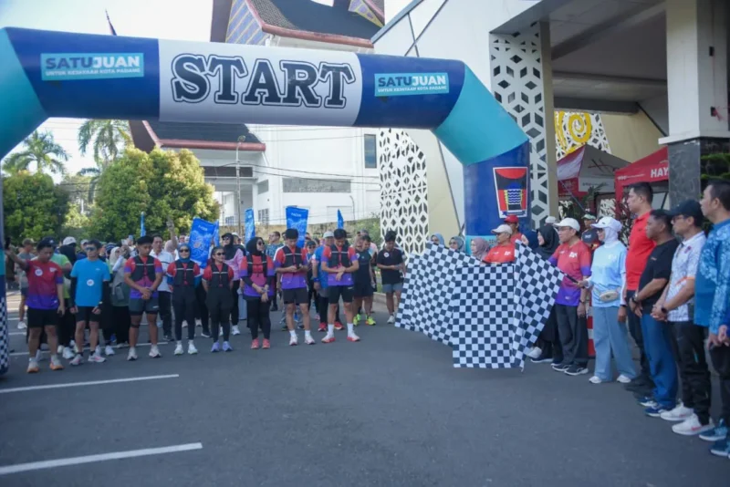 Wakil Wali Kota Padang Maigus Nasir melepas peserta Grand Launching BOM Run 2026 di halaman Gedung Bagindo Aziz Chan Youth Center, Minggu (12/4/2026). (Foto: Prokopim Padang)