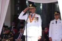 Gubernur Sumbar, Mahyeldi Ansharullah memimpin upacara peringatan Hari Otda ke-30 di halaman Kantor Gubernur, Senin (27/4/2026). (Foto: ADPSB)