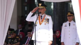 Gubernur Sumbar, Mahyeldi Ansharullah memimpin upacara peringatan Hari Otda ke-30 di halaman Kantor Gubernur, Senin (27/4/2026). (Foto: ADPSB)