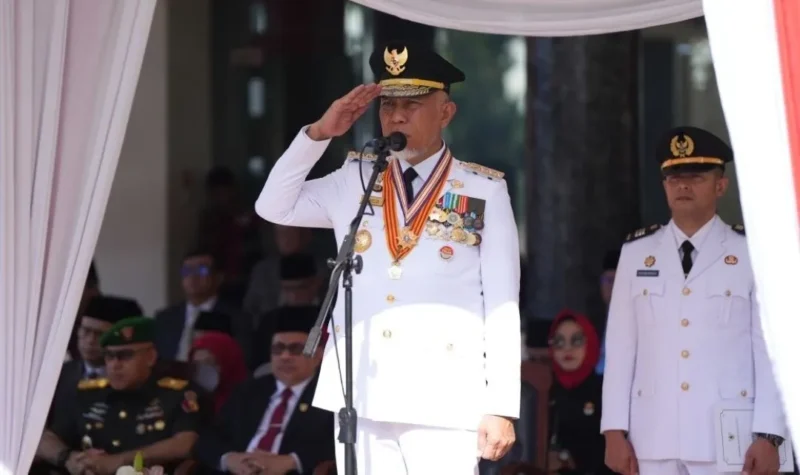 Gubernur Sumbar, Mahyeldi Ansharullah memimpin upacara peringatan Hari Otda ke-30 di halaman Kantor Gubernur, Senin (27/4/2026). (Foto: ADPSB)