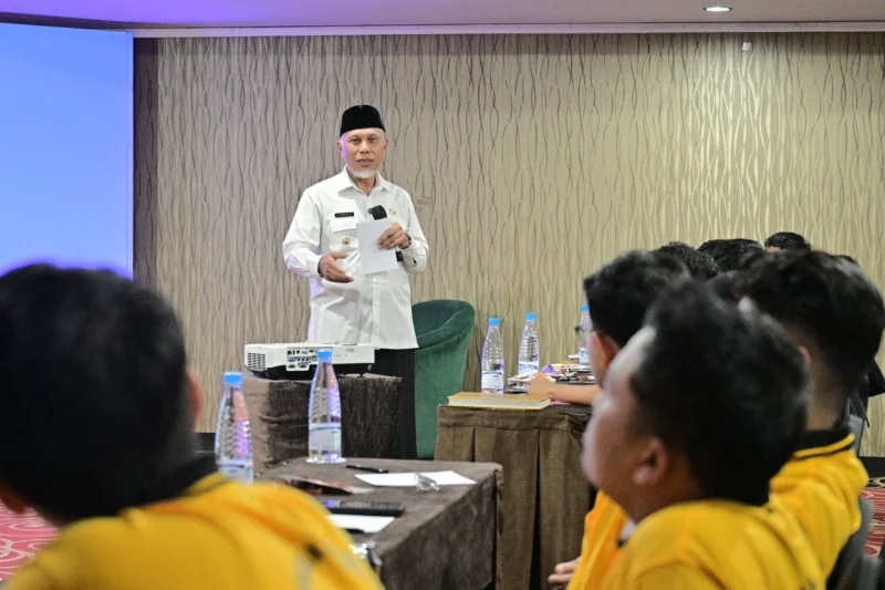 Gubernur Sumbar Mahyeldi Ansharullah membuka pelatihan konten digital di Grand Rocky Hotel Bukittinggi, Rabu (29/4/2026). (Foto: ADPSB)