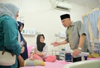 Gubernur Sumbar Mahyeldi meninjau bakti sosial operasi celah bibir dan lelangit dalam rangka memeriahkan Milad ke-109 Aisyiyah, Senin (27/4/2026). (Foto: ADPSB)