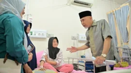 Gubernur Sumbar Mahyeldi meninjau bakti sosial operasi celah bibir dan lelangit dalam rangka memeriahkan Milad ke-109 Aisyiyah, Senin (27/4/2026). (Foto: ADPSB)