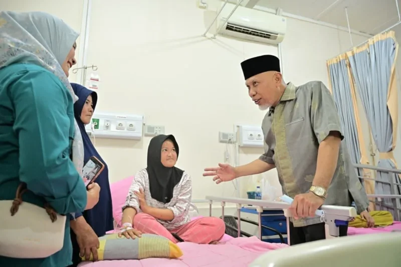 Gubernur Sumbar Mahyeldi meninjau bakti sosial operasi celah bibir dan lelangit dalam rangka memeriahkan Milad ke-109 Aisyiyah, Senin (27/4/2026). (Foto: ADPSB)