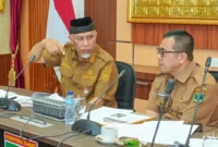 Gubernur Sumbar Mahyeldi memimpin Rapat Koordinasi Tim Percepatan NCH Tahun 2026 di Auditorium Gubernuran, Senin (6/4/2026). (Foto: ADPSB)