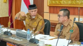 Gubernur Sumbar Mahyeldi memimpin Rapat Koordinasi Tim Percepatan NCH Tahun 2026 di Auditorium Gubernuran, Senin (6/4/2026). (Foto: ADPSB)