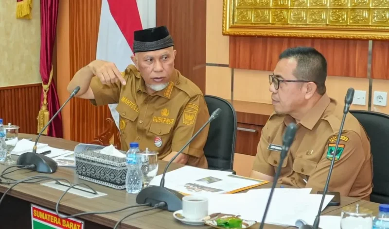 Gubernur Sumbar Mahyeldi memimpin Rapat Koordinasi Tim Percepatan NCH Tahun 2026 di Auditorium Gubernuran, Senin (6/4/2026). (Foto: ADPSB)