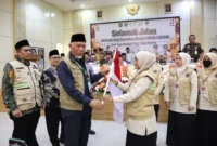 Gubernur Sumbar Mahyeldi melepas jemaah haji kloter pertama Embarkasi Padang di Asrama Haji Tabing, Kamis (23/4/2026). (Foto: Kemenhaj Sumbar)