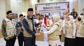 Gubernur Sumbar Mahyeldi melepas jemaah haji kloter pertama Embarkasi Padang di Asrama Haji Tabing, Kamis (23/4/2026). (Foto: Kemenhaj Sumbar)