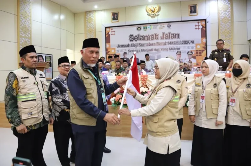 Gubernur Sumbar Mahyeldi melepas jemaah haji kloter pertama Embarkasi Padang di Asrama Haji Tabing, Kamis (23/4/2026). (Foto: Kemenhaj Sumbar)