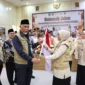 Gubernur Sumbar Mahyeldi melepas jemaah haji kloter pertama Embarkasi Padang di Asrama Haji Tabing, Kamis (23/4/2026). (Foto: Kemenhaj Sumbar)