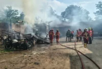 Petugas Damkar Padang memadamkan api di gudang barang Zataka Express di Nanggalo, Kamis (23/4/2026). (Foto: Dinas Damkar Kota Padang)