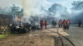 Petugas Damkar Padang memadamkan api di gudang barang Zataka Express di Nanggalo, Kamis (23/4/2026). (Foto: Dinas Damkar Kota Padang)