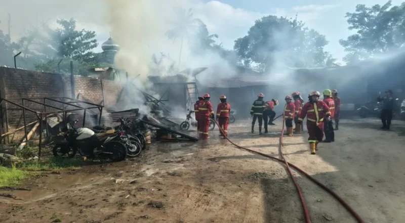Petugas Damkar Padang memadamkan api di gudang barang Zataka Express di Nanggalo, Kamis (23/4/2026). (Foto: Dinas Damkar Kota Padang)