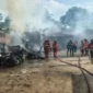 Petugas Damkar Padang memadamkan api di gudang barang Zataka Express di Nanggalo, Kamis (23/4/2026). (Foto: Dinas Damkar Kota Padang)